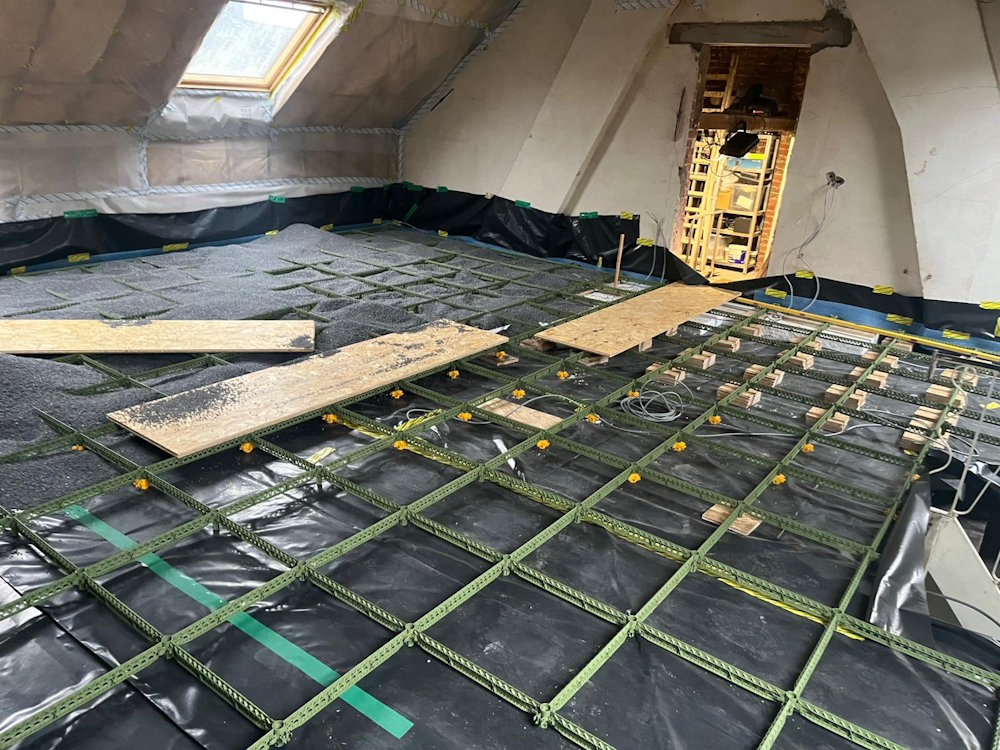 Plaatsing Staenis droogvloerrooster ingevuld met EPS parels en OSB beplating bij grote hoogteverschillen