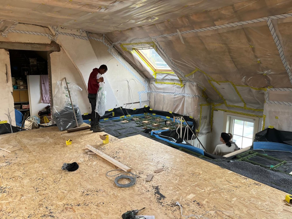 Detail van plaatsing Staenis droogvloerrooster met EPS parels en OSB platen op niveauverschillen